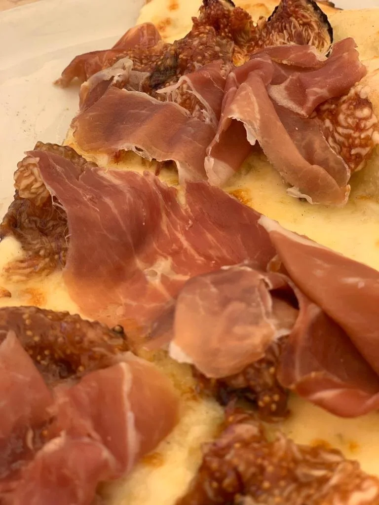 Pizza de bacon preparada no restaurante casa nova