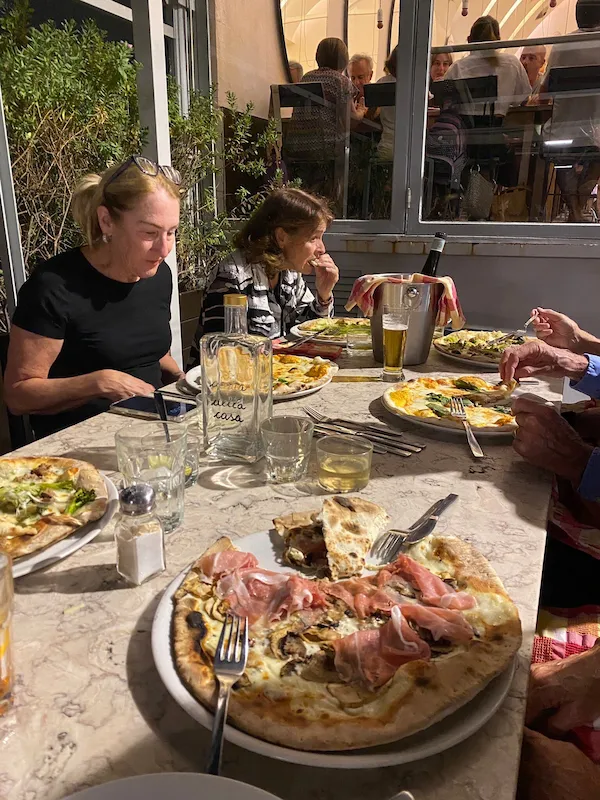 familia comendo pizza no restaurante casa nova