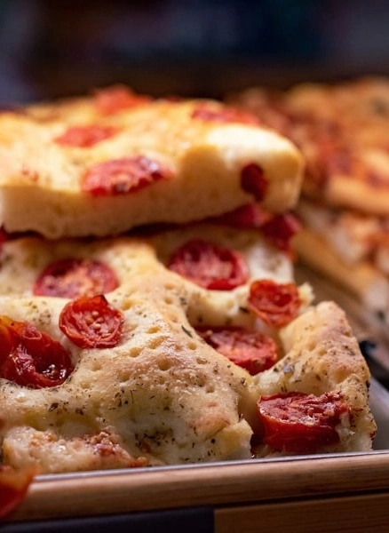 Focaccia artesanal e pizza al taglio cortada à tesoura na Pizza a Pezzi no Príncipe Real