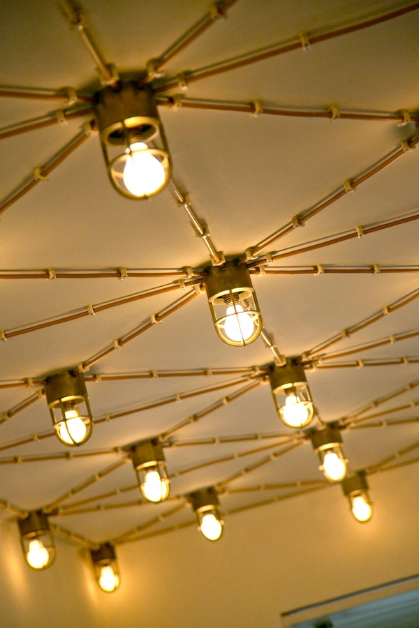 iluminacao no teto do restaurante casanova