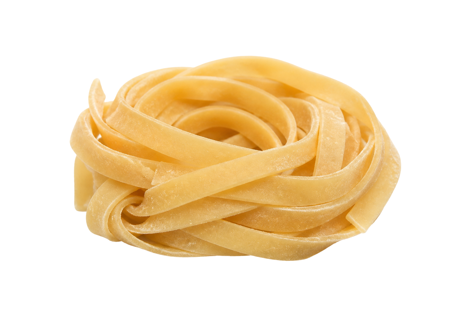 Ninho de massa fresca artesanal italiana tipo fettuccine isolado em fundo preto, servido nos restaurantes do Grupo Casa Nova.