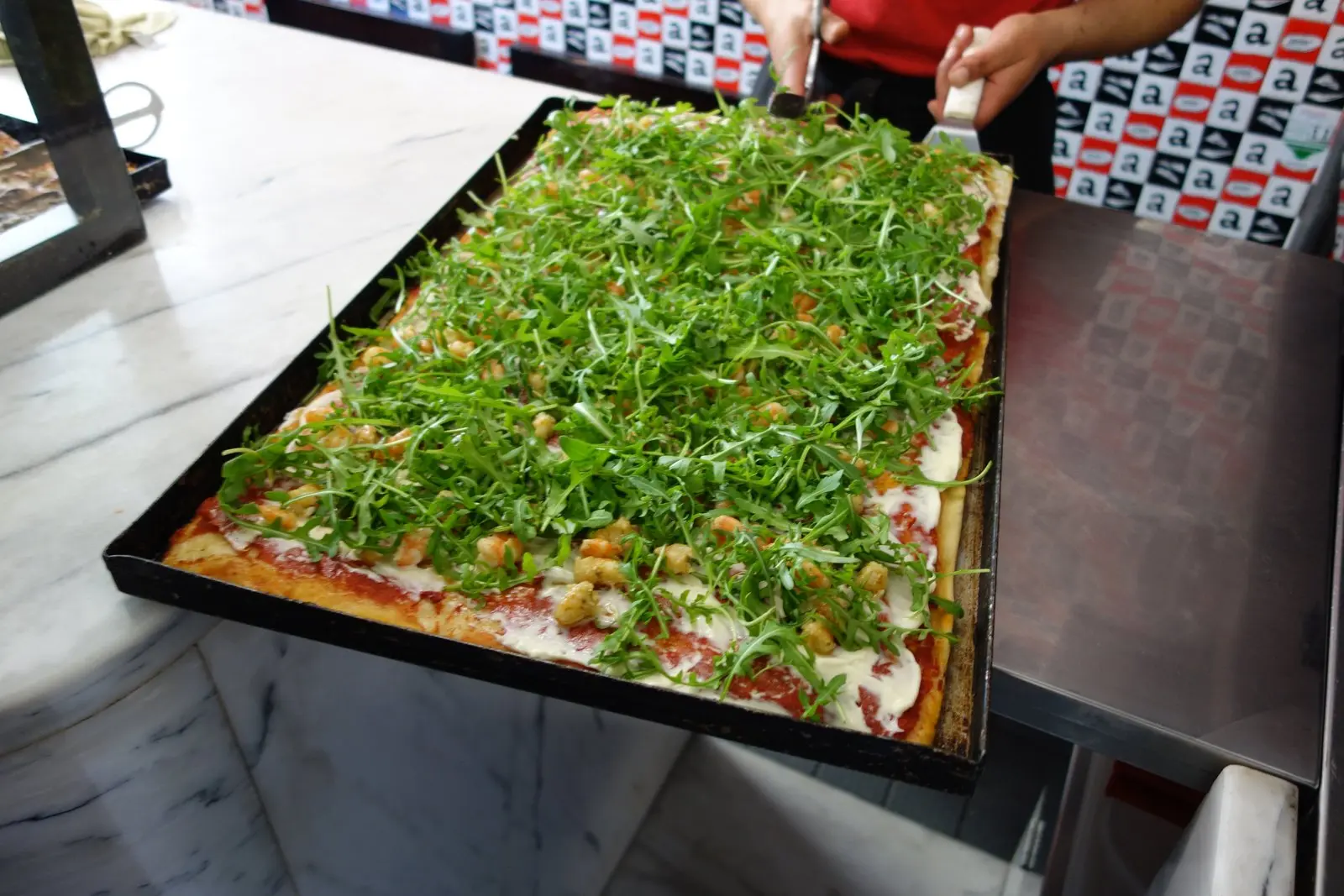 prepraração de pizza na pizza a pezzi