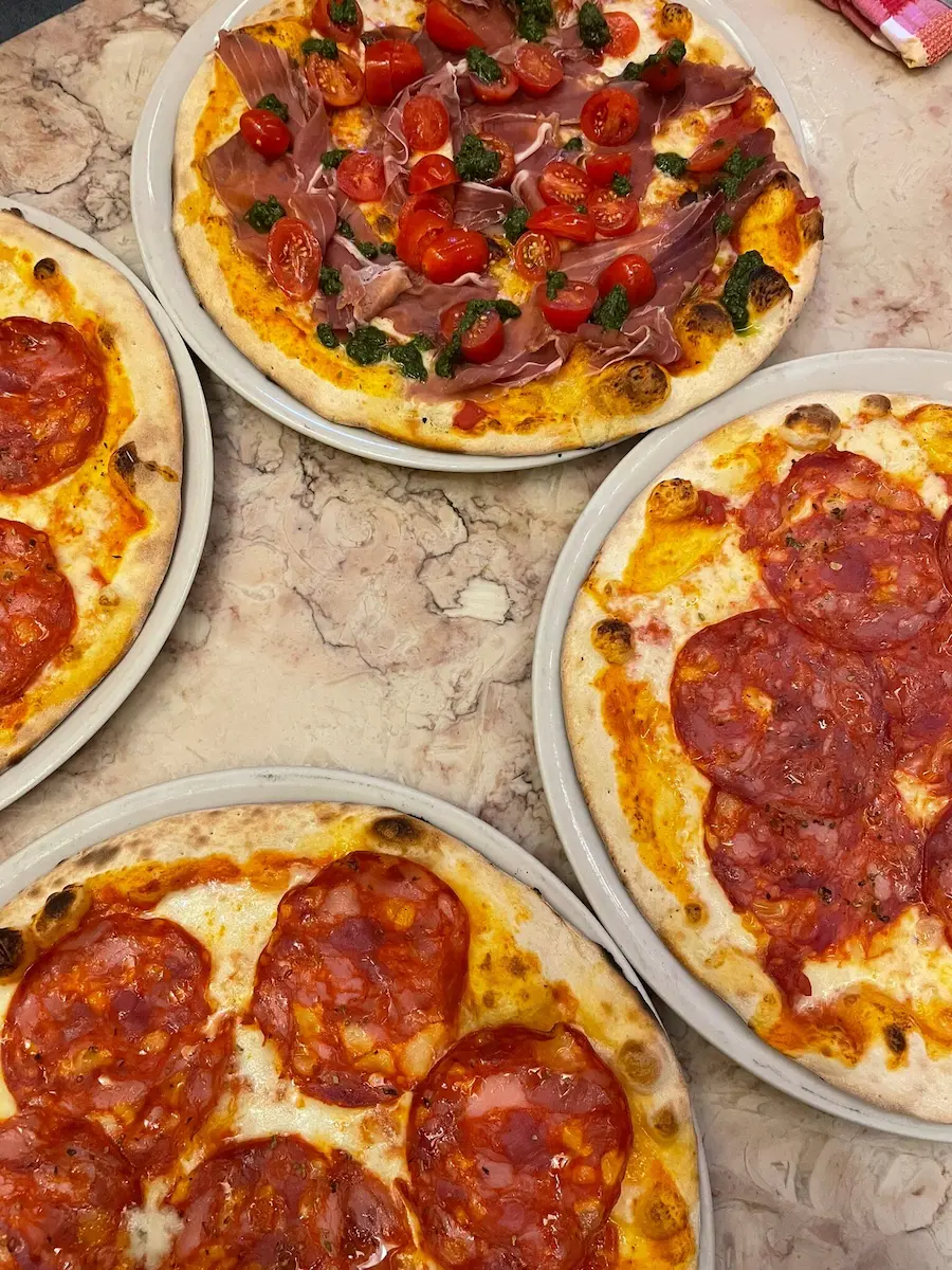 Pizzas artesanais italianas assadas em forno a lenha na pizzaria Casa Nova em Santa Apolónia