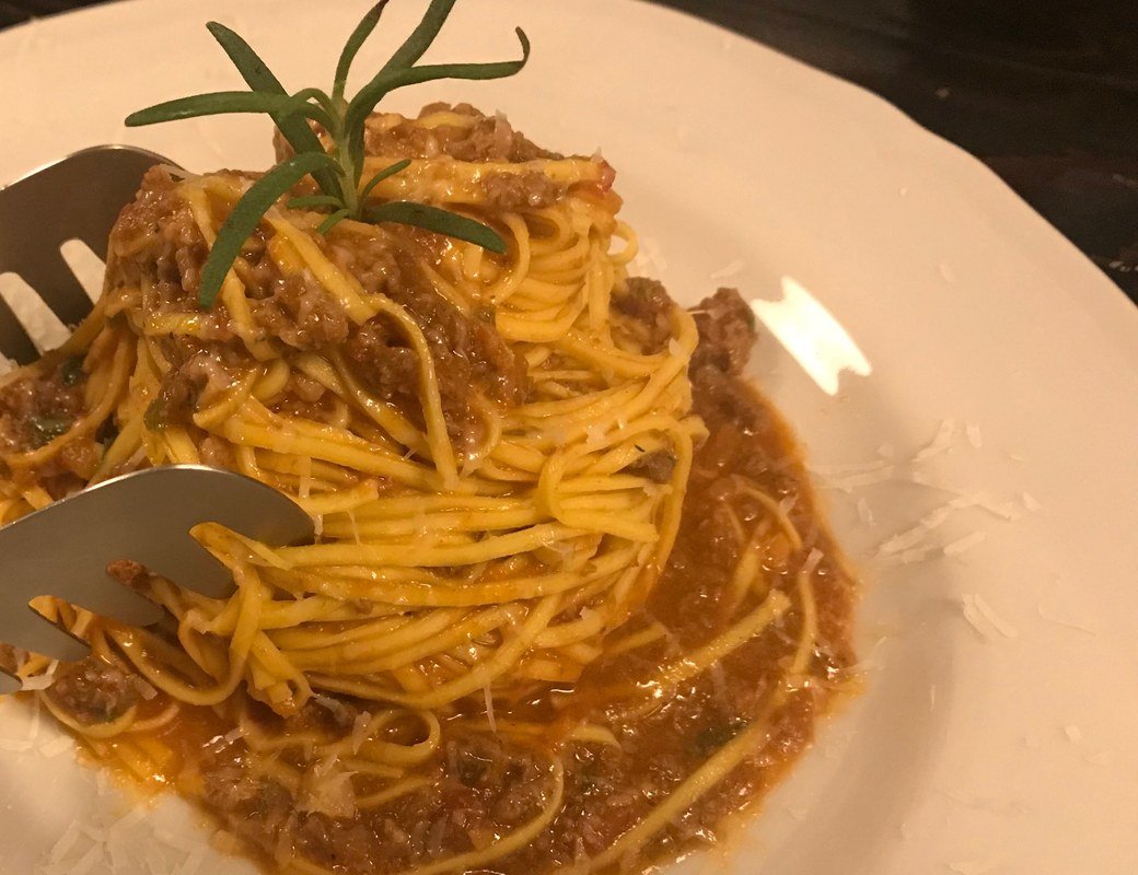 Massa fresca com ragù de javali, cozinhado lentamente. Desfaz-se na boca.